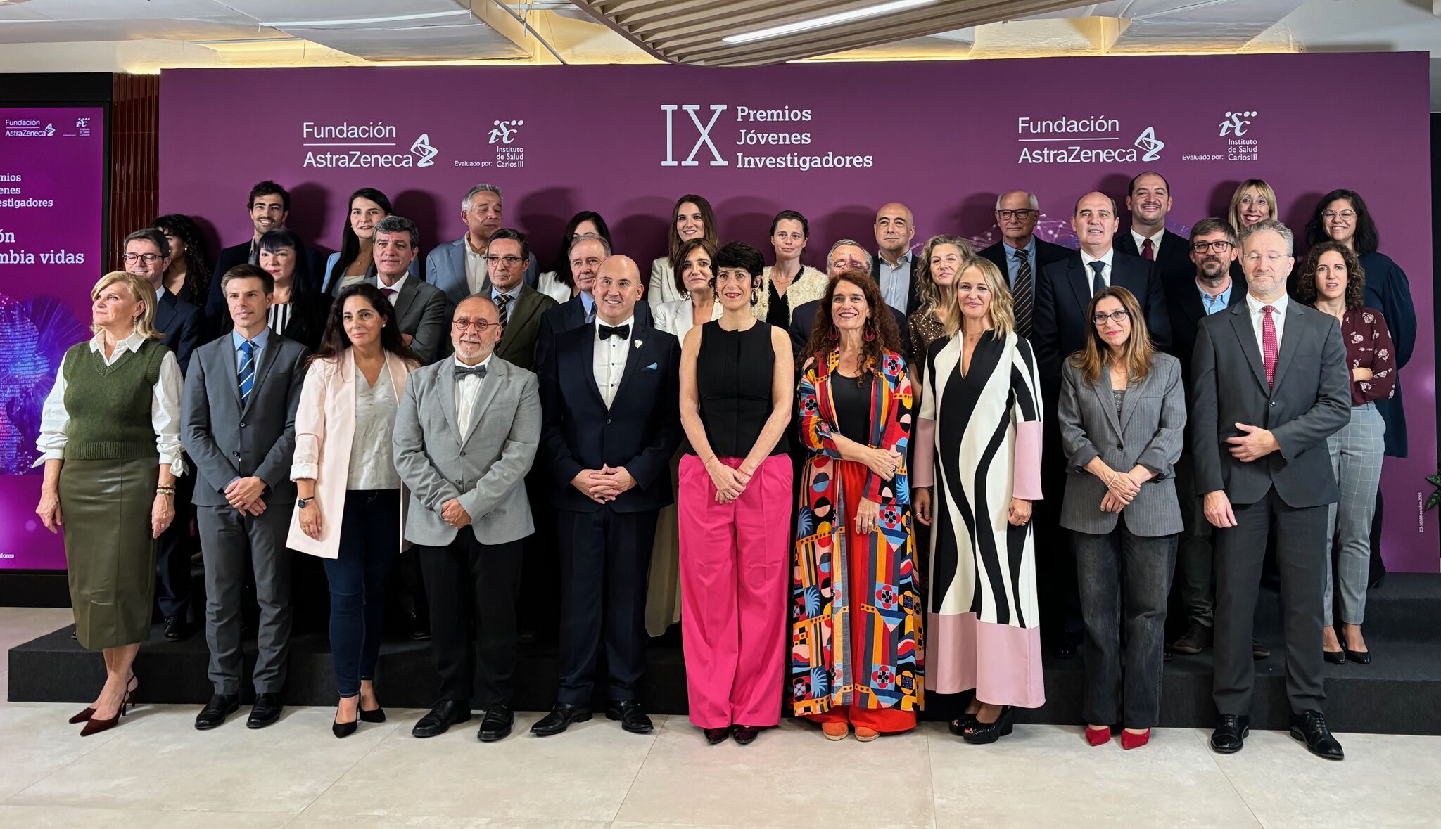 Foto de familia del acto, con autoridades, responsables y personas premiadas.