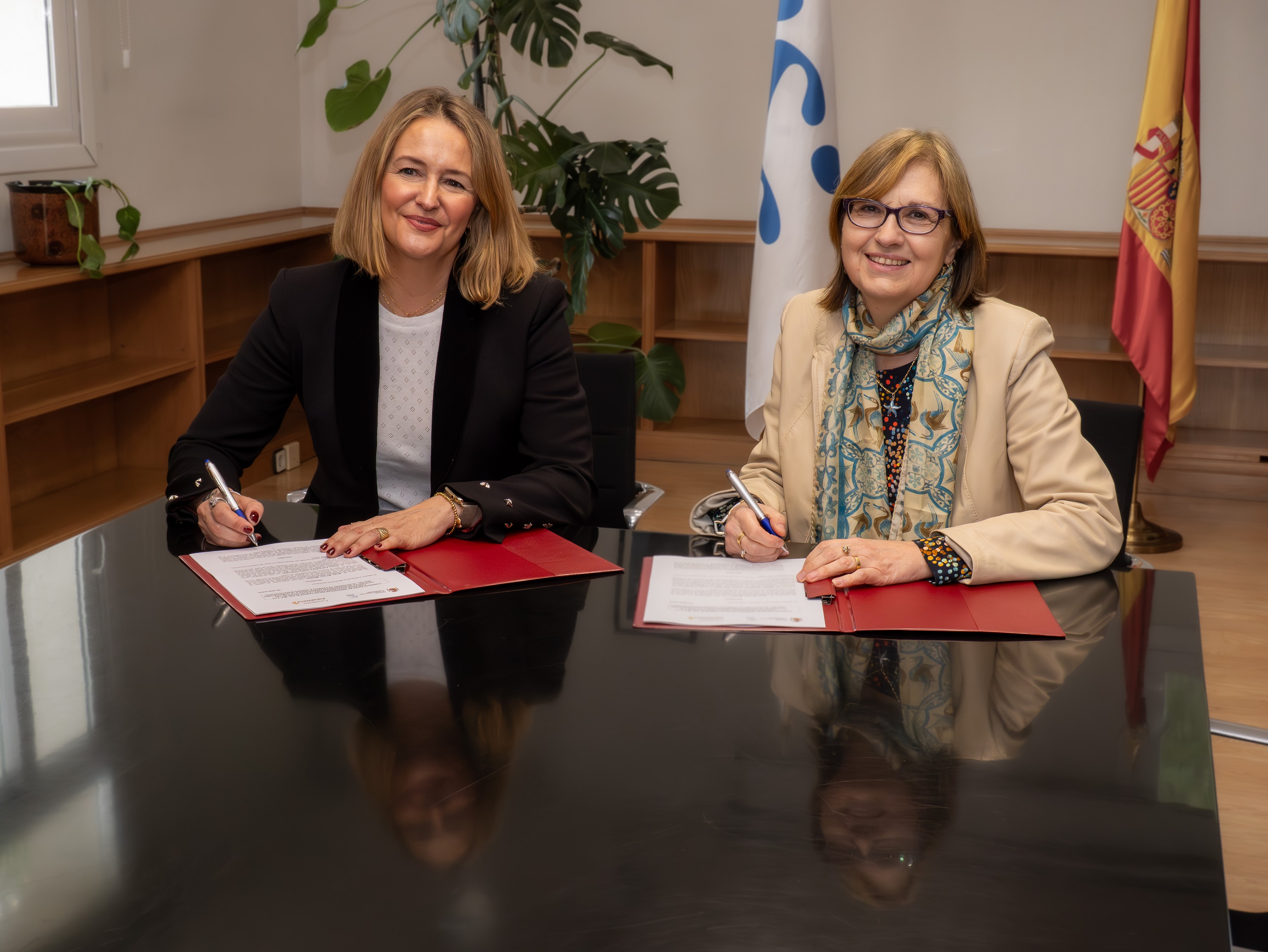 Marta Moreno, vicepresidenta de la Fundación AstraZeneca y directora de Asuntos Corporativos y Acceso al Mercado de AstraZeneca España, y Marina Pollán, directora general del ISCIII, en el momento de la firma del acuerdo. 