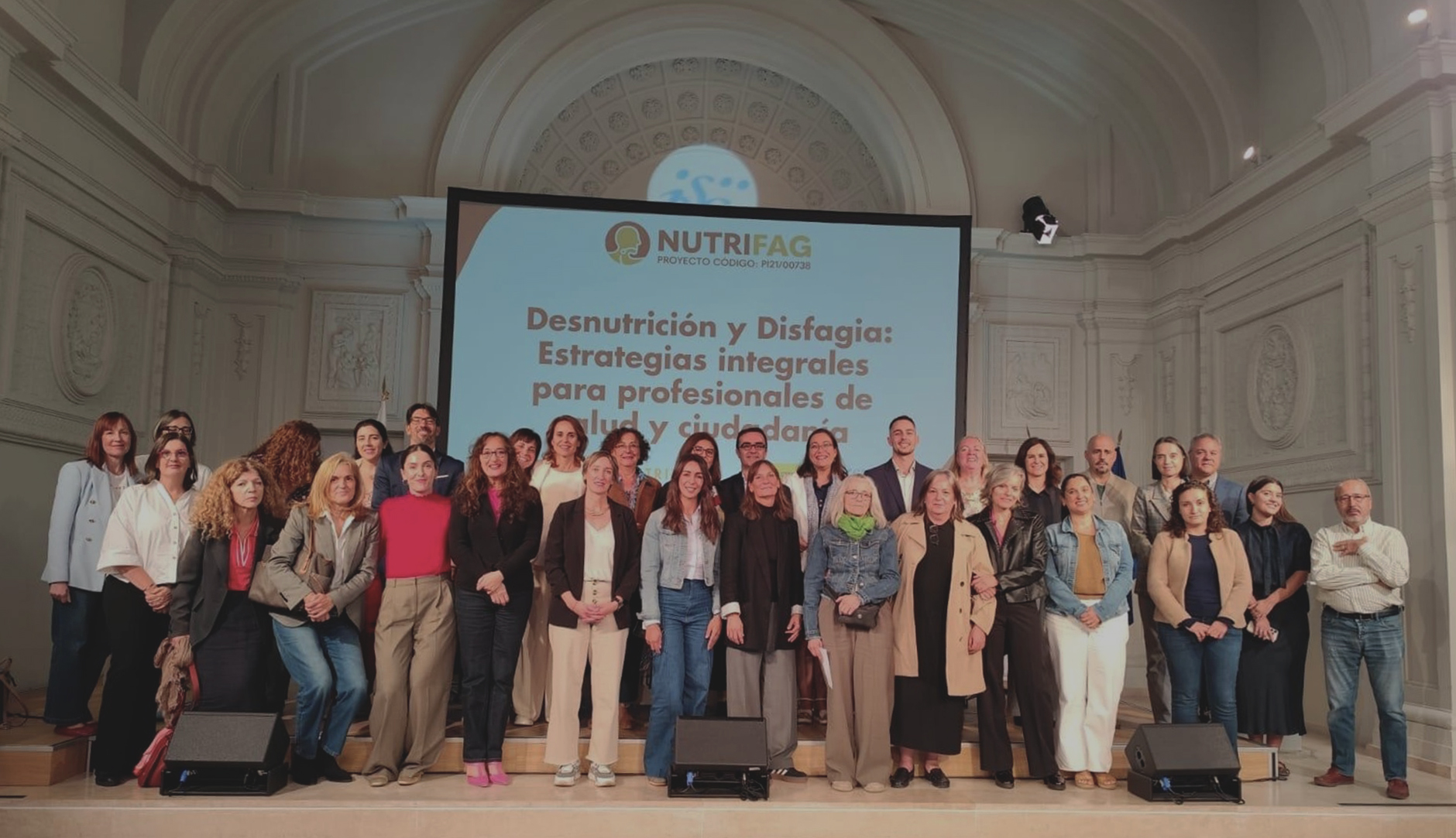 Foto de familia del encuentro, celebrado en el Salón Ernest Lluch del ISCIII.