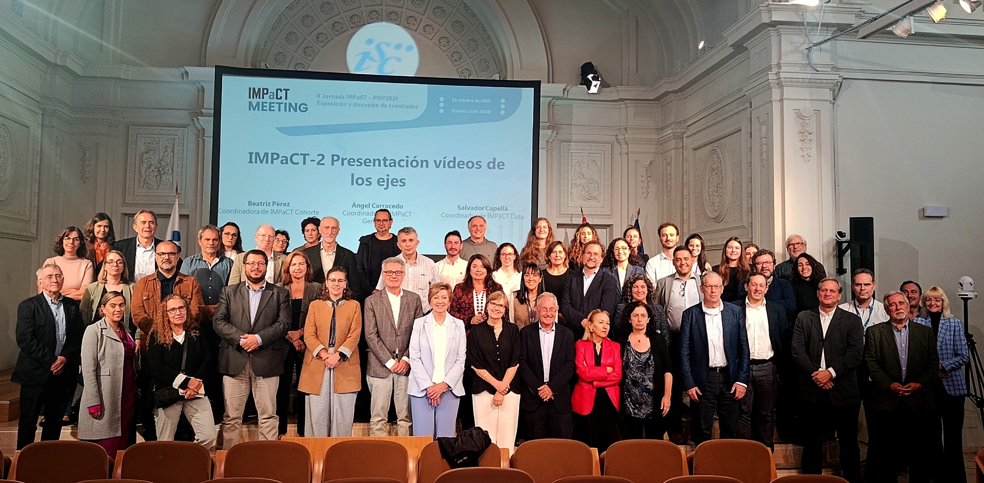 Foto de familia del encuentro, con representantes del ISCIII, de los 3 ejes de la Infraestructura IMPaCT de Medicina de Precisión, y de los proyectos de investigación PMP financiados desde el Instituto cuyos resultados se han presentado durante la jornada.