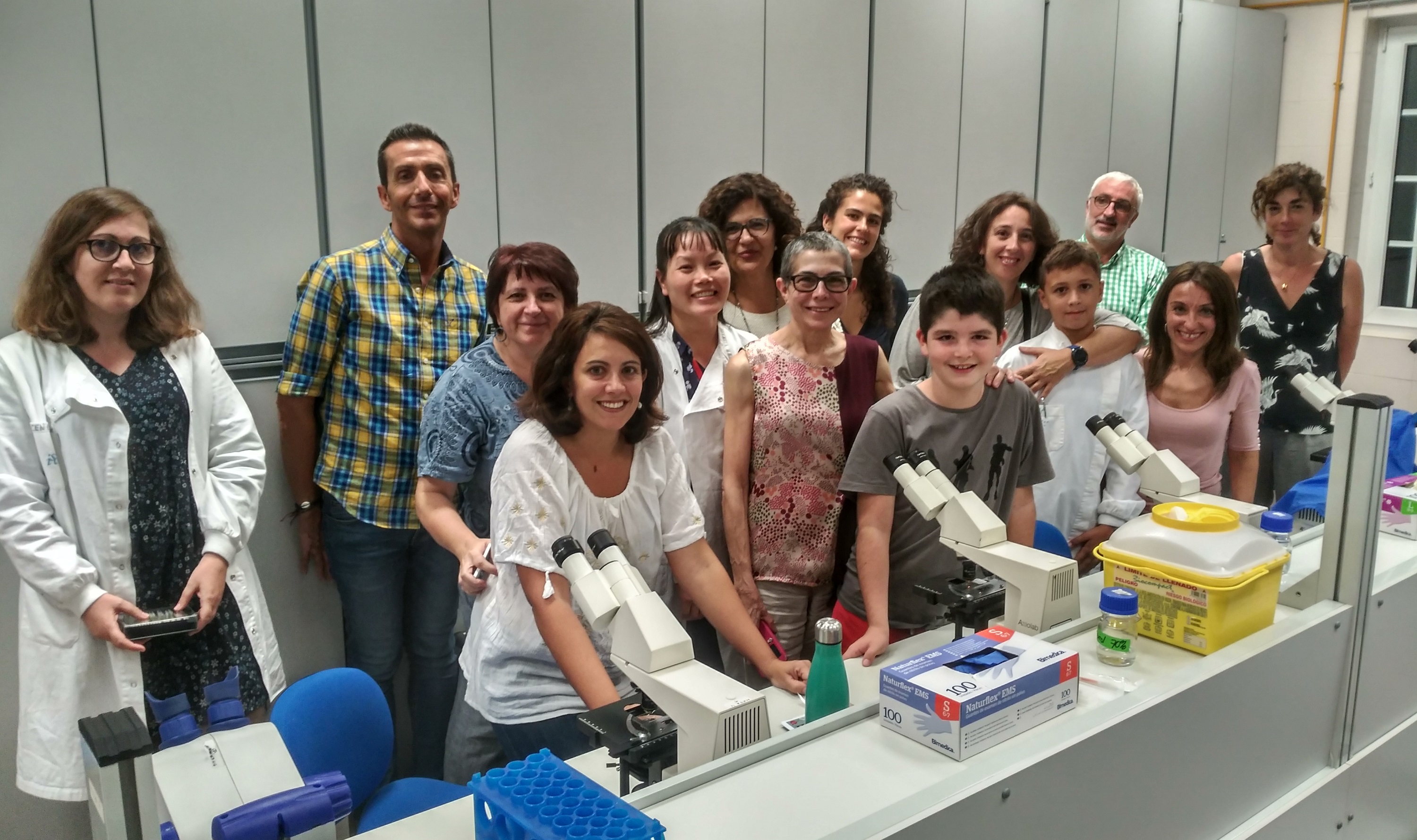 Foto de familia con investigadores y asistentes tras el taller de divulgación científica en el marco de la Noche Europea de los Investigadores, este viernes en el Centro Nacional de Medicina Tropical del ISCIII